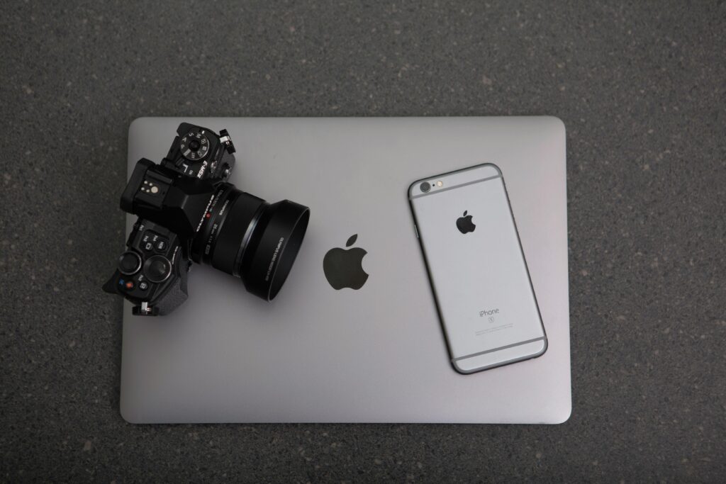 mirrorless camera and smartphone on laptop – comparing camera gear for mirrorless vs smartphone photography in 2025