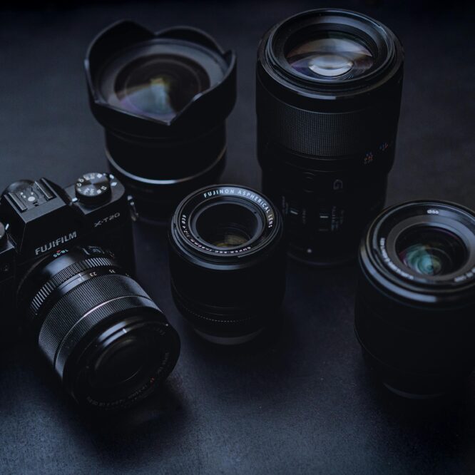 beginner mirrorless camera with interchangeable lenses on dark background – Fujifilm X-T20 kit for new photographers