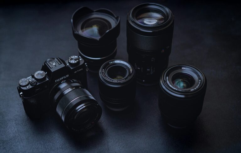 beginner mirrorless camera with interchangeable lenses on dark background – Fujifilm X-T20 kit for new photographers